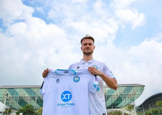 Cầu thủ bóng rổ đang thực hiện cú ném
