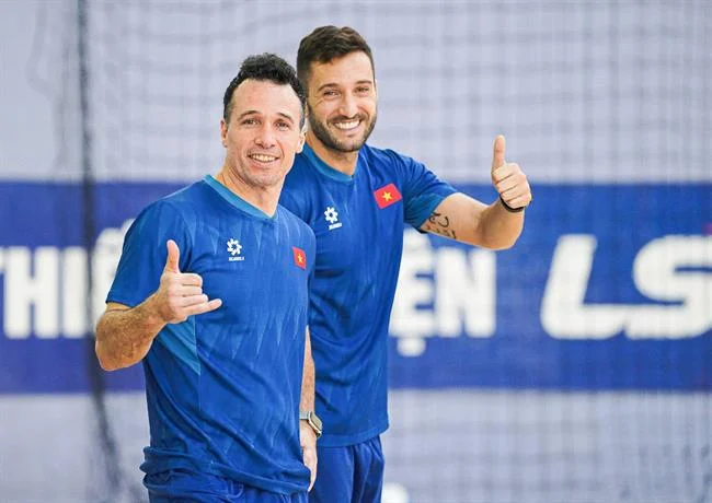 Vận động viên tennis đang giao bóng